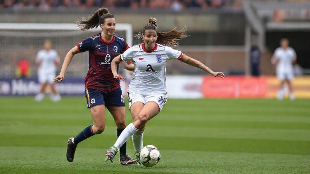 英超新星亚历克斯·斯科特：与继姐玛雅·勒蒂西埃的足球情缘